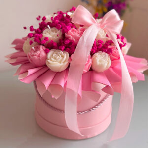 Bouquete floral en rosa con lazo