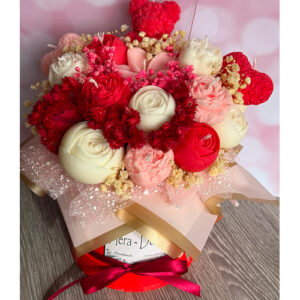 Bouquete floral en rojo con oso